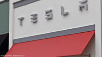 Une Tesla dépose son conducteur à l'hôpital