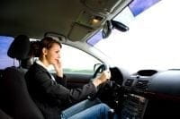 Les Français utilisent toujours plus leur portable au volant