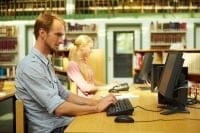 Les recherches les plus bizarres sur Google : "nudité accidentelle au travail" et "chat dans mon pantalon"