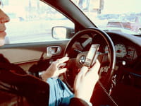 Quelles solutions pour téléphoner en voiture, avec l'interdiction des oreillettes ?