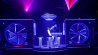 Un robot KUKA devient DJ