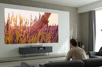 Un vidéoprojecteur qui affiche une image UHD de 3 m avec 18 cm de recul